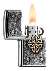 Zapalniczka Zippo chrom emblemat z węzłem celtyckim w kolorze złotym na środku otwarta z płomieniem