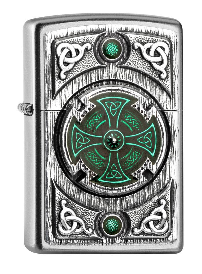 Widok z przodu kąt 3/4 zapalniczka Zippo emblemat z krzyżem celtyckim