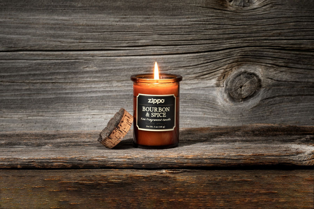 Świeca Zippo Dark Bourbon and Spice brązowa z korkową pokrywką na tle drewna