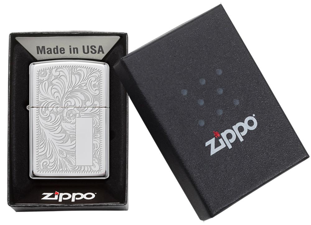 Widok z przodu zapalniczka Zippo High Polish Chrome ze wzorem weneckim i płytką na inicjały w otwartym opakowaniu prezentowym