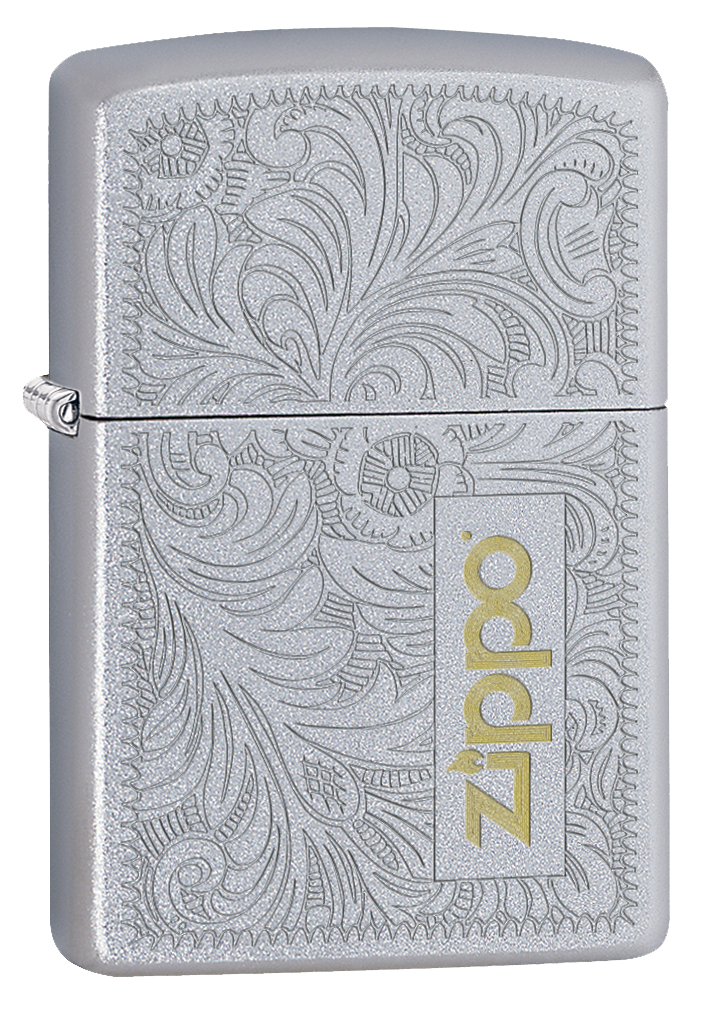 Briquet Zippo vue de face trois quart angle qui montre le logo de Zippo en jaune entoure par des fleurs