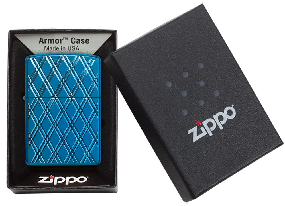 Zapalniczka Zippo z wieloma głęboko grawerowanymi rombami w otwartym pudełku