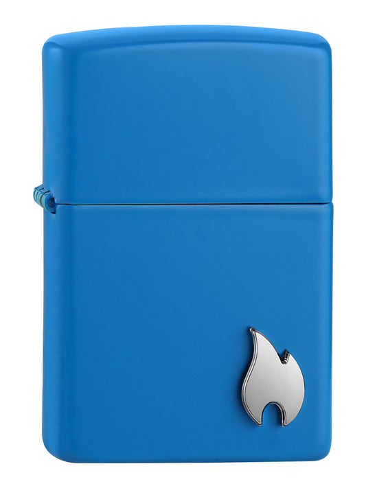 Klasyczna zapalniczka Sky Blue Matte ozdobiona godłem płomienia