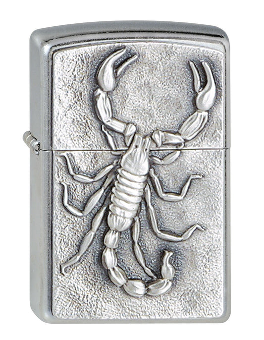 Widok z przodu kąt 3/4 zapalniczka Zippo emblemat ze skorpionem