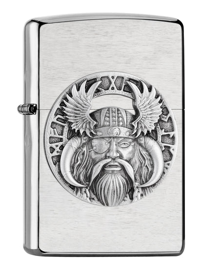 Widok z przodu Zapalniczka Zippo kąt 3/4, chrom szczotkowany Odin Viking z hełmem z rogów byka i przepaską na oko