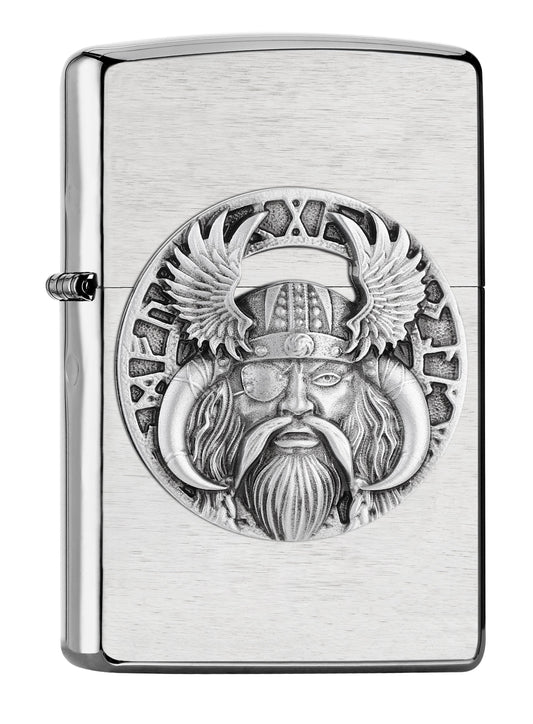 Widok z przodu Zapalniczka Zippo kąt 3/4, chrom szczotkowany Odin Viking z hełmem z rogów byka i przepaską na oko