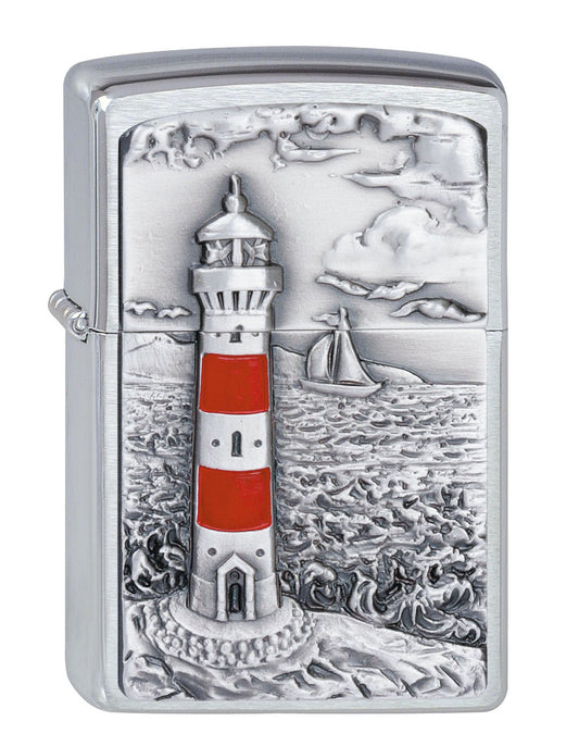 Widok z przodu kąt 3/4 zapalniczka Zippo chrom emblemat z latarnią morską na morzu z żaglowcem w tle