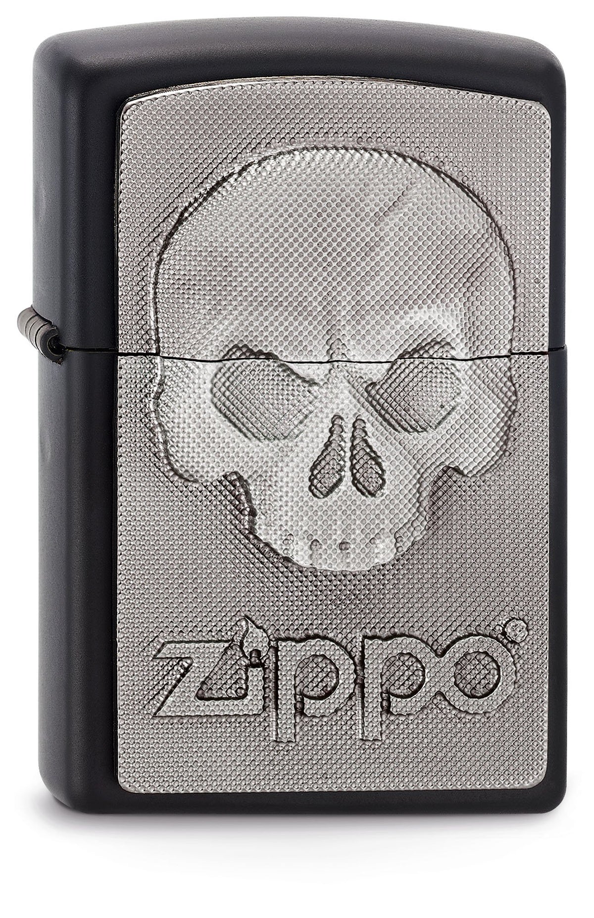 Widok z przodu kąt 3/4 zapalniczka Zippo czarna emblemat z czaszką bez żuchwy i logo Zippo pod spodem