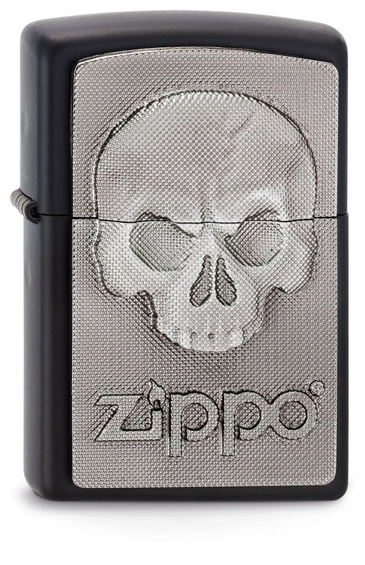 Widok z przodu kąt 3/4 zapalniczka Zippo czarna emblemat z czaszką bez żuchwy i logo Zippo pod spodem