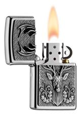 Zapalniczka Zippo emblemat z porożem jelenia na ścianie otwarta z płomieniem