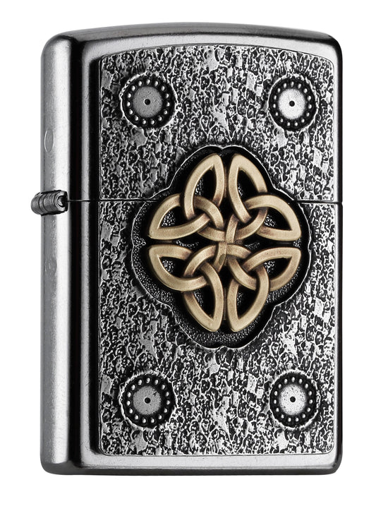Widok z przodu kąt 3/4 zapalniczka Zippo chrom emblemat z węzłem celtyckim w kolorze złotym na środku