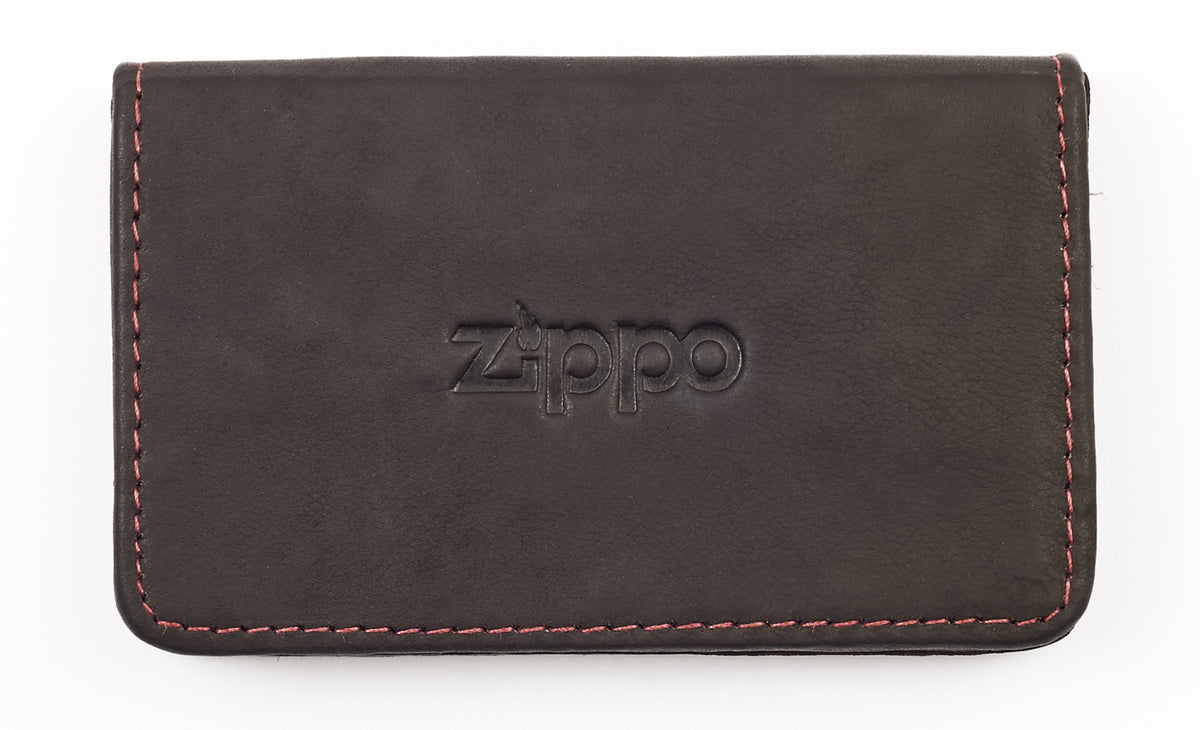 Widok z przodu etui na wizytówki zamknięte z logo Zippo