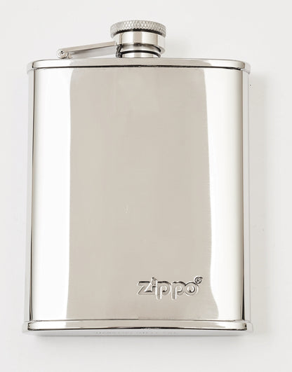 Widok z przodu piersiówka Zippo ze stali nierdzewnej z logo Zippo w prawym dolnym rogu