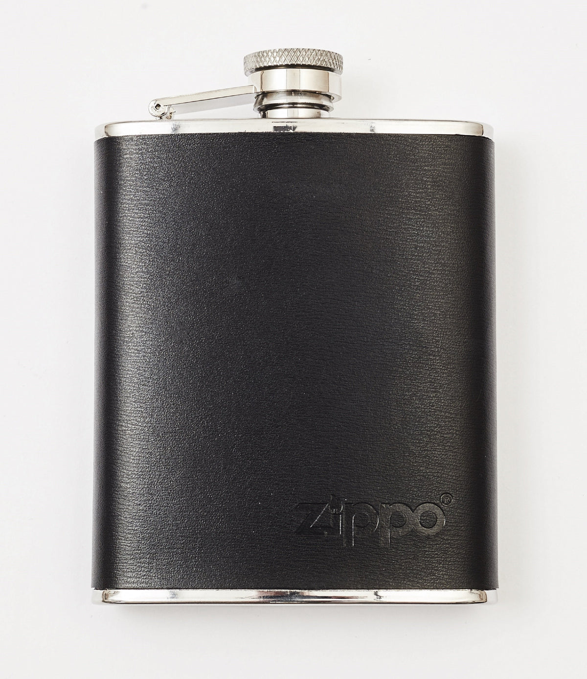 Widok z przodu piersiówka Zippo ze stali nierdzewnej wykończona czarną skórą z logo Zippo