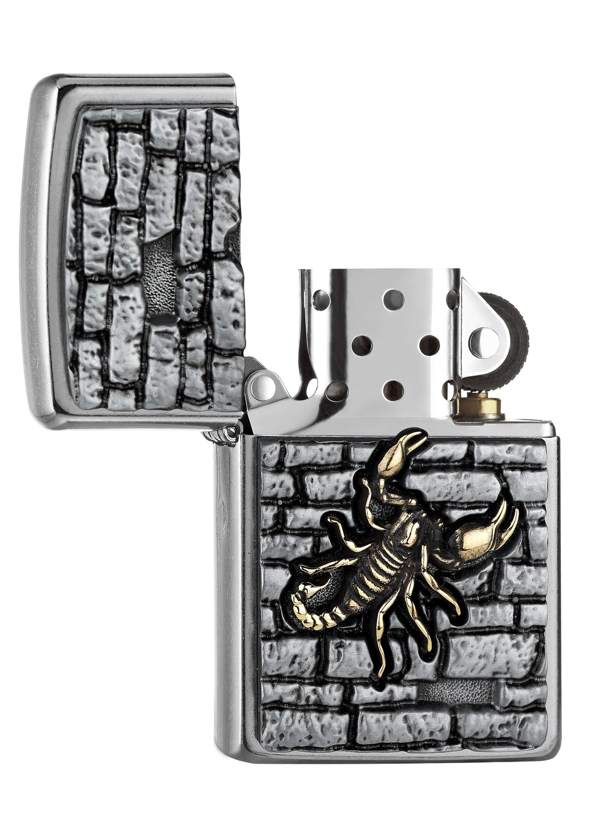 Zapalniczka Zippo chrom emblemat ze skorpionem na ścianie otwarta