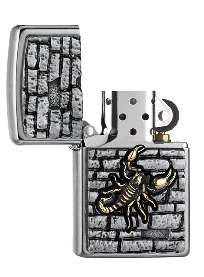 Zapalniczka Zippo chrom emblemat ze skorpionem na ścianie otwarta