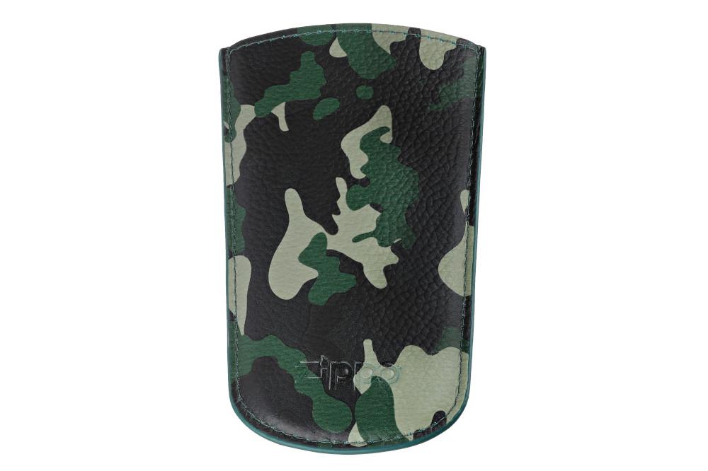 Widok z przodu skórzany breloczek Zippo zielony wzór moro z logo Zippo
