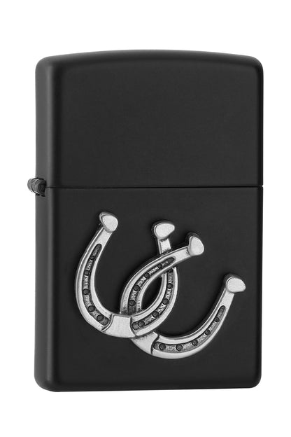 Widok z przodu kąt 3/4 zapalniczka Zippo czarna emblemat z dwiema podkowami