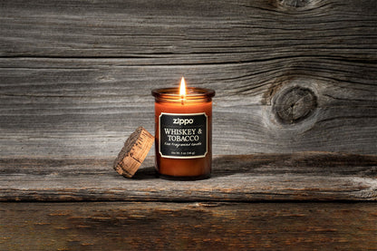 Świeca Zippo Whiskey and Tobacco brązowa z korkową pokrywką z płomieniem na tle drewna