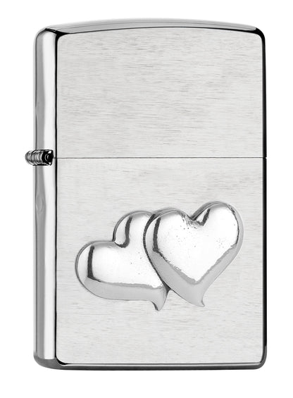 Widok z przodu kąt 3/4 zapalniczka Zippo szczotkowany chrom emblemat z dwoma sercami w dolnej części