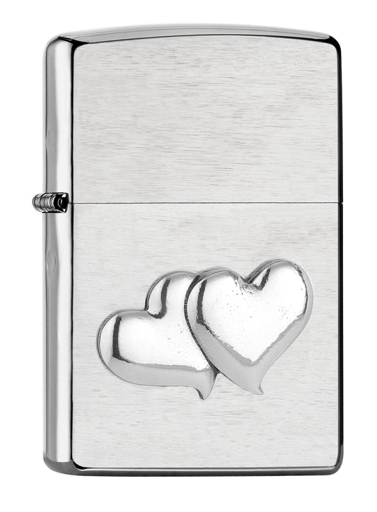 Widok z przodu kąt 3/4 zapalniczka Zippo szczotkowany chrom emblemat z dwoma sercami w dolnej części
