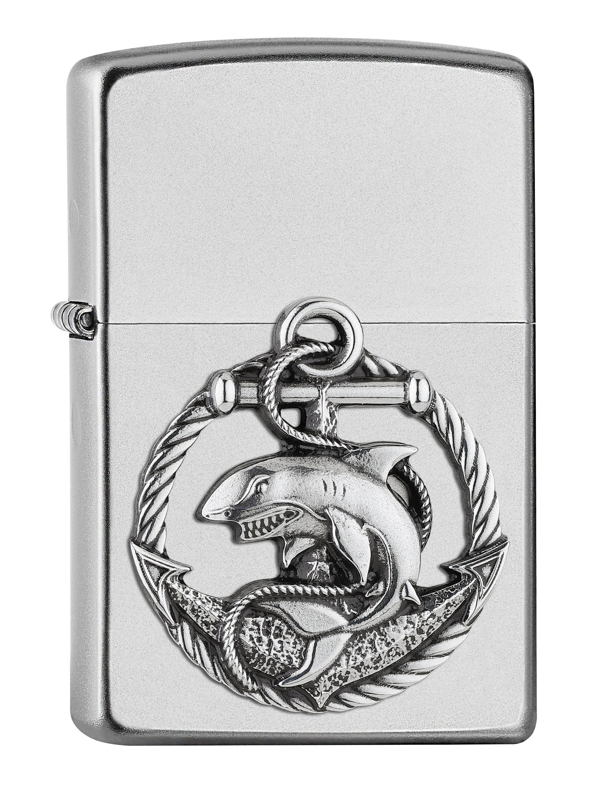 Widok z przodu kąt 3/4 zapalniczka Zippo Satin Chrome emblemat z rekinem i kotwicą