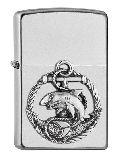 Widok z przodu kąt 3/4 zapalniczka Zippo Satin Chrome emblemat z rekinem i kotwicą