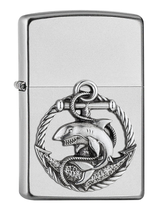 Widok z przodu kąt 3/4 zapalniczka Zippo Satin Chrome emblemat z rekinem i kotwicą