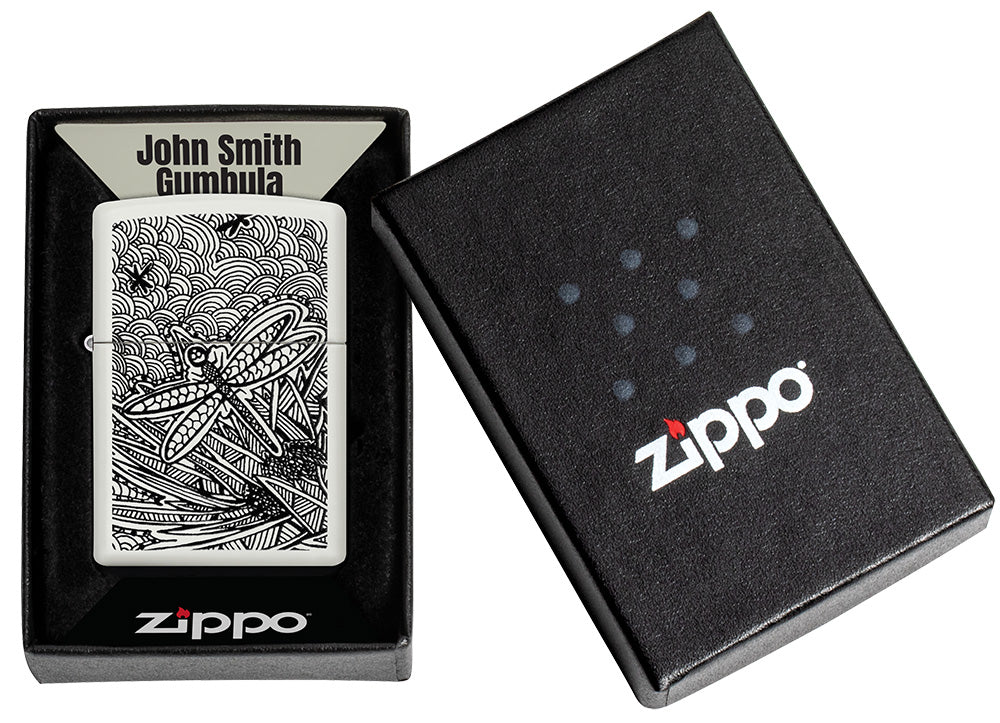 Zapalniczka Zippo z przodu biały mat z ilustracją ważki w stylu sztuki aborygeńskiej, w otwartym pudełku