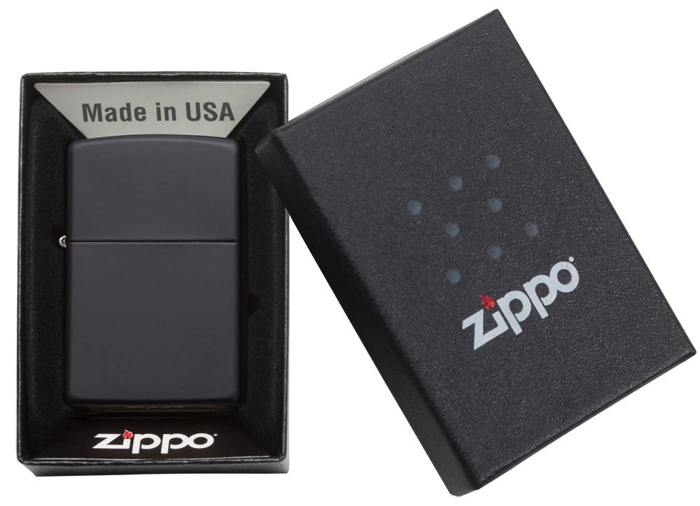 Widok z przodu zapalniczka Zippo Media Chrome Black Matte w otwartym opakowaniu prezentowym