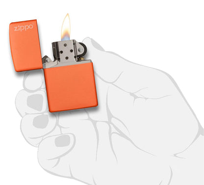 Widok z przodu zapalniczka Zippo Orange Matte model podstawowy z logo Zippo otwarta z płomieniem w stylizowanej dłoni
