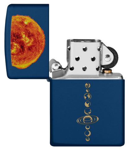 Zapalniczka Zippo Storm Solar System z eksplodującym słońcem na ciemnoniebieskim tle otwarta bez płomienia