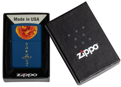 Zippo Storm Zapalniczka Układ Słoneczny z eksplodującym słońcem na ciemnoniebieskim tle w otwartym pudełku