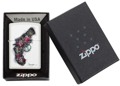  Zapalniczka Zippo biała z pistoletem autorstwa Spazuka w otwartym pudełku