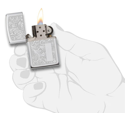 Widok z przodu zapalniczka Zippo High Polish Chrome ze wzorem weneckim i płytką na inicjały otwarta z płomieniem w stylizowanej dłoni