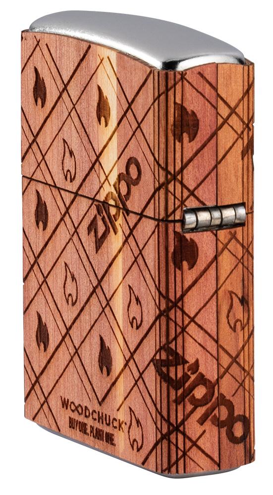 Widok z boku tył zapalniczka Zippo chrom Woodchuck Zippo Flame 360°
