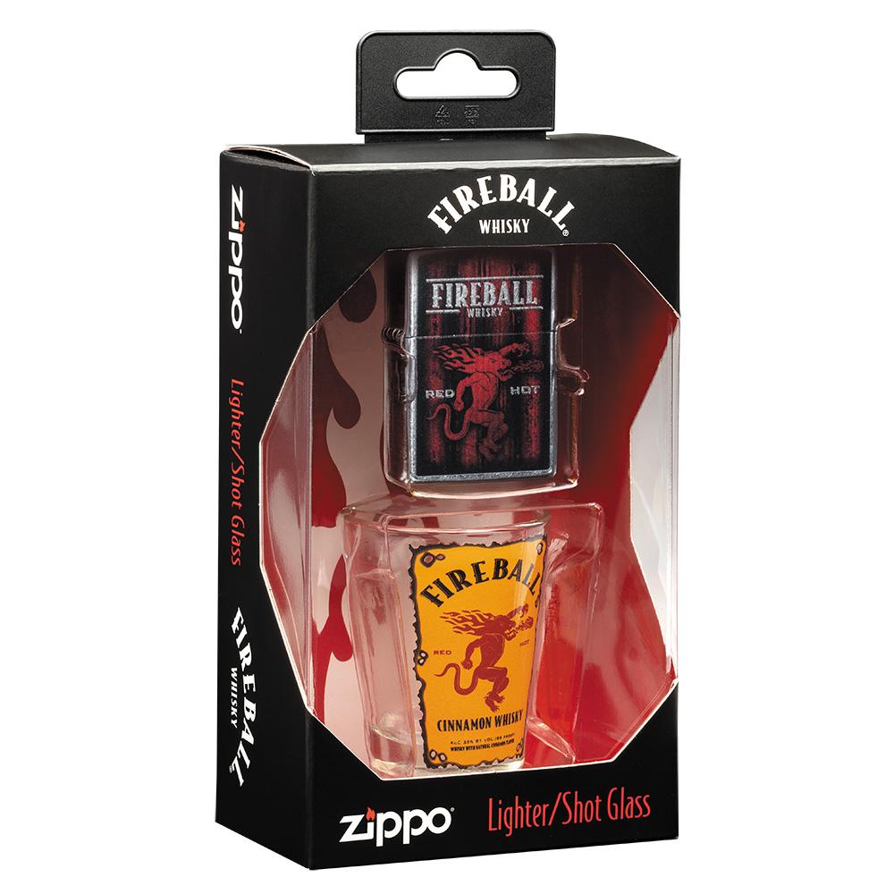 Widok z boku zapalniczka Fireball Whisky z kieliszkiem