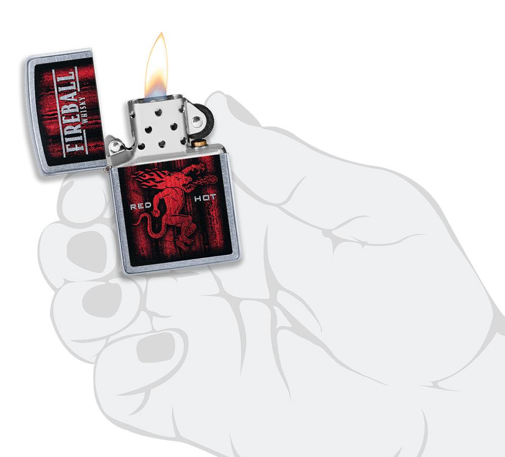  Zapalniczka Zippo chrom Fireball Whisky otwarta z płomieniem w stylizowanej dłoni