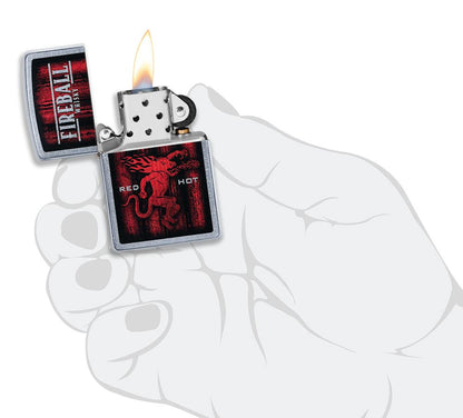  Zapalniczka Zippo chrom Fireball Whisky otwarta z płomieniem w stylizowanej dłoni