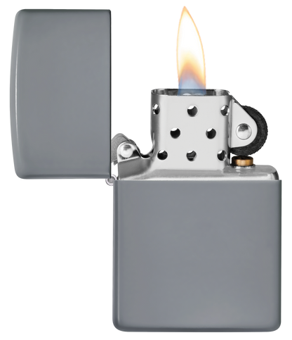 Briquet Zippo vue de face du briquet tempête Zippo Flat Grey ouvert, avec flamme