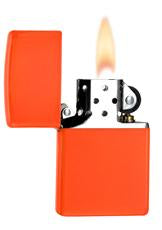 Zapalniczka Zippo jaskrawopomarańczowa otwarta z płomieniem