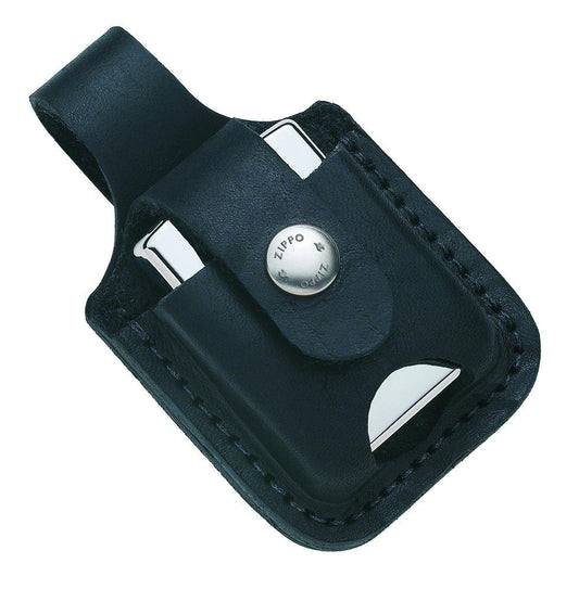 Widok z przodu etui na zapalniczkę Zippo z czarnej skóry z wycięciem na kciuk