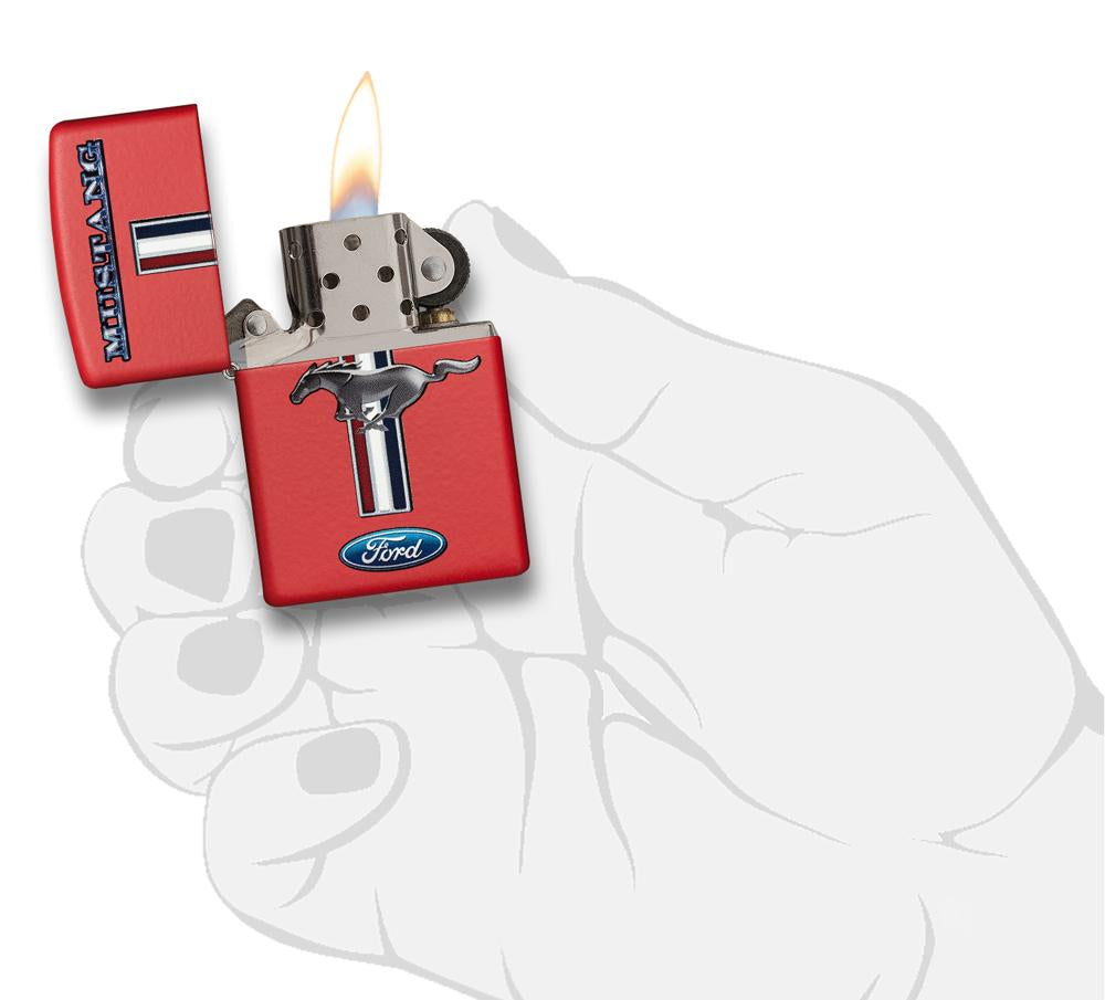 Zapalniczka Zippo czerwona z logo Forda Mustanga otwarta z płomieniem w stylizowanej dłoni