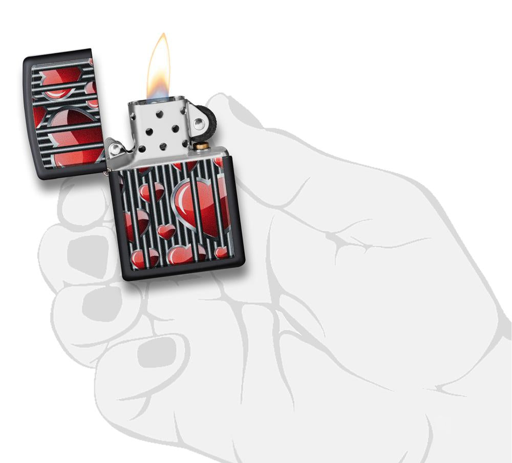 Zapalniczka Zippo czarna serca za kratami otwarta z płomieniem w stylizowanej dłoni