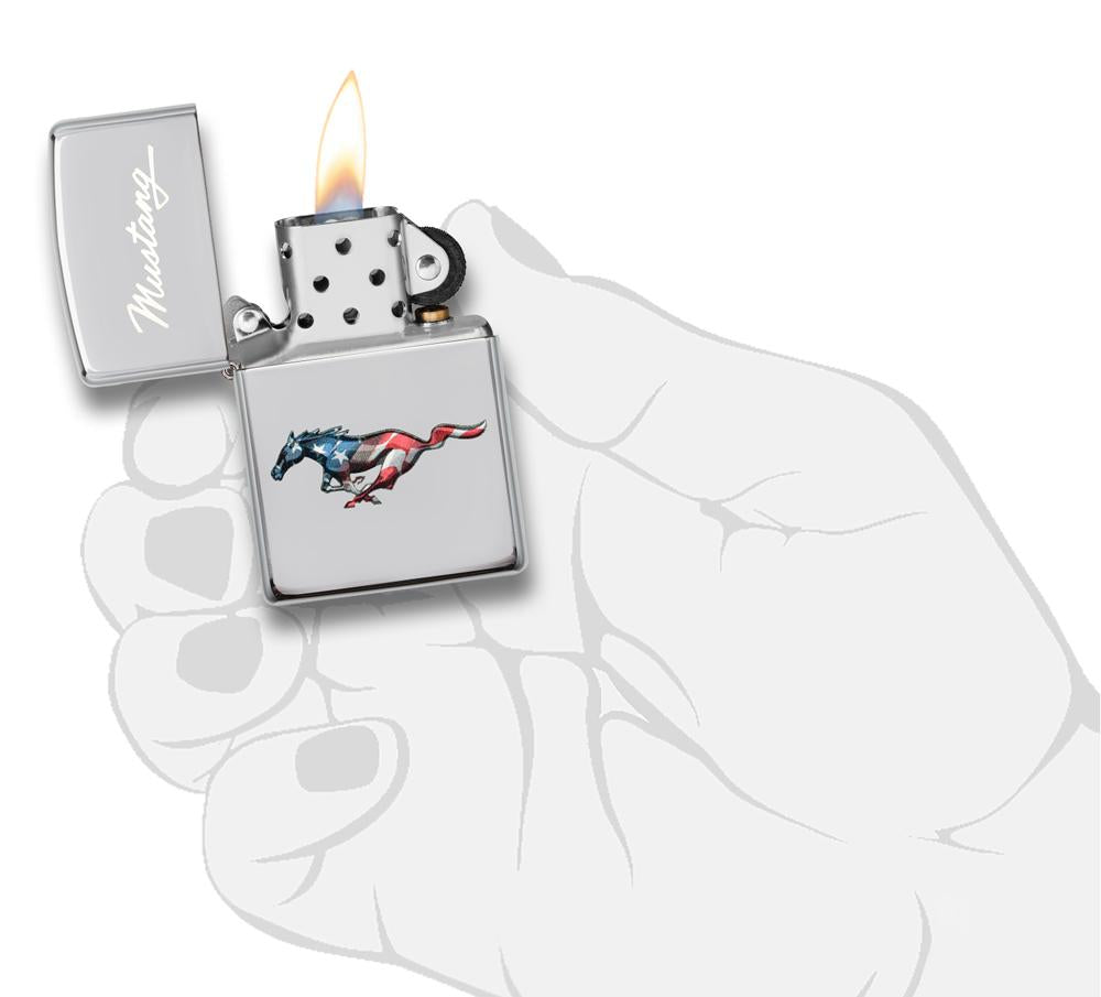 Zapalniczka Zippo chrom mustang w kolorach flagi USA otwarta z płomieniem w stylizowanej dłoni