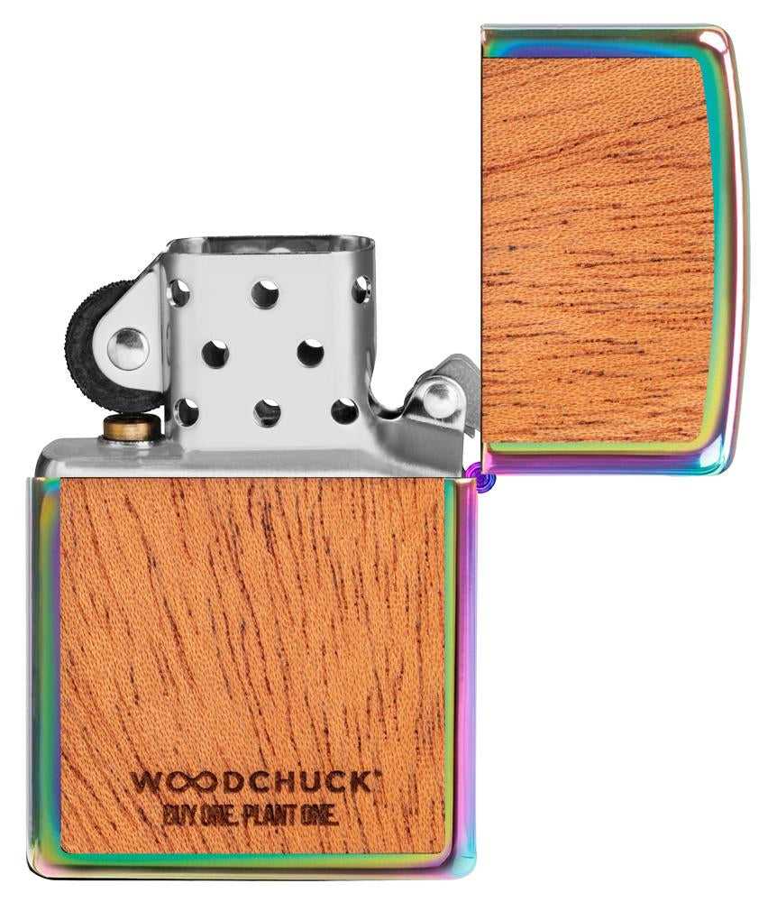Widok z tyłu zapalniczka Zippo Woodchuck z liśćmi konopi otwarta