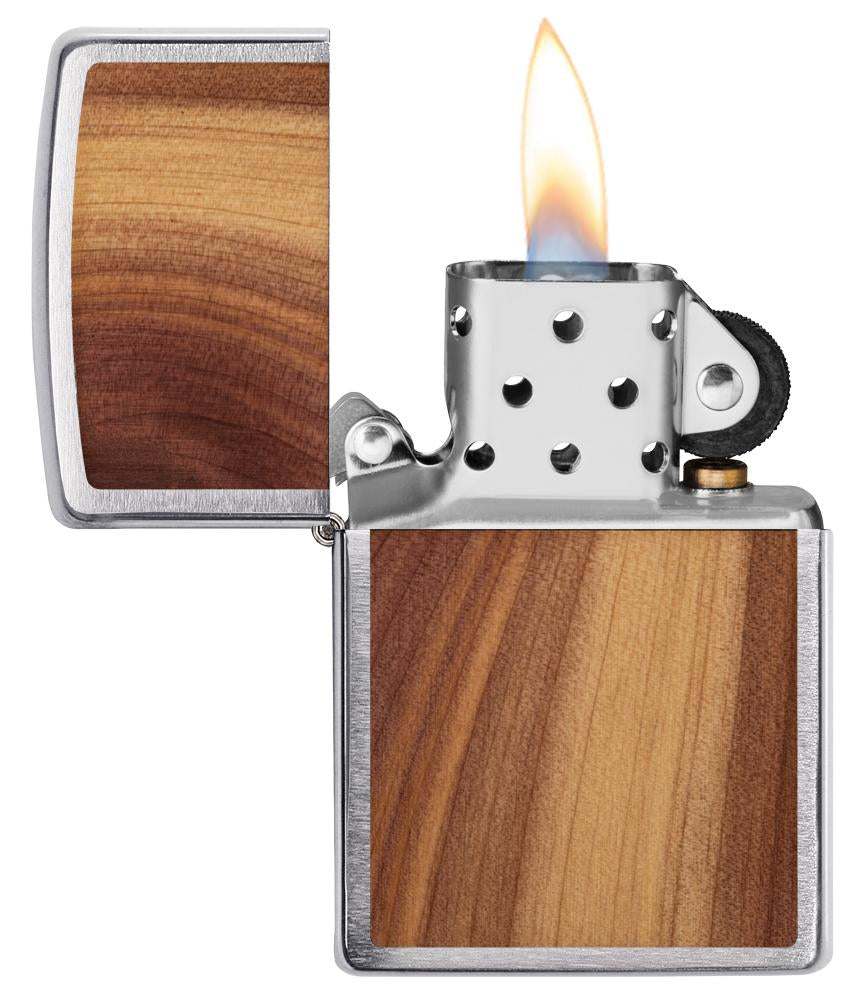 Zapalniczka Zippo Woodchuck z drewnem cedrowym otwarta z płomieniem