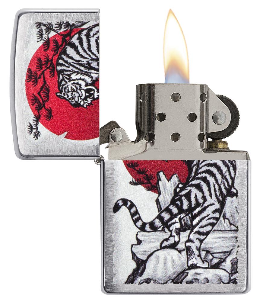 Zapalniczka Zippo chrom z azjatyckim tygrysem na tle czerwonego słońca otwarta z płomieniem
