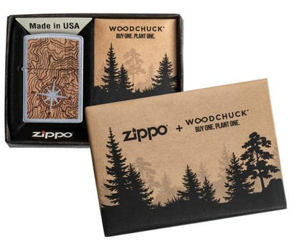 Zapalniczka Zippo Woodchuck mapa z kompasem w otwartym opakowaniu prezentowym