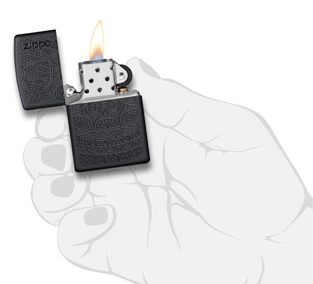  Zapalniczka Zippo czarna ze wzorem mandali otwarta z płomieniem w stylizowanej dłoni